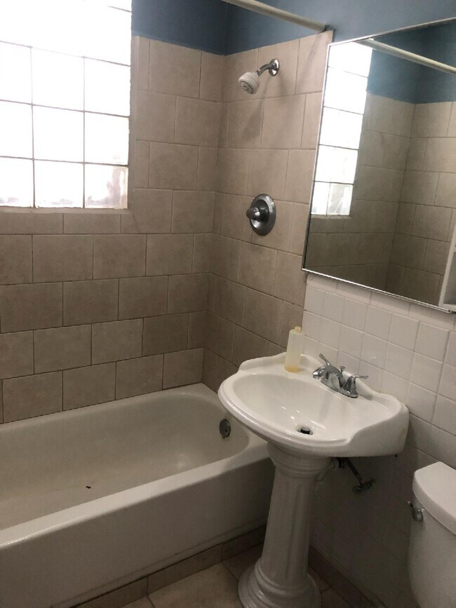 Building Photo - 1672 N Astor St