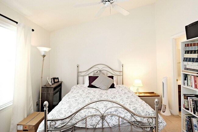 Building Photo - Pet-Friendly Forest Lakes North Townhome