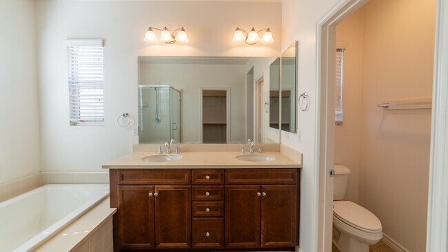 Building Photo - 570 Calle Vibrante