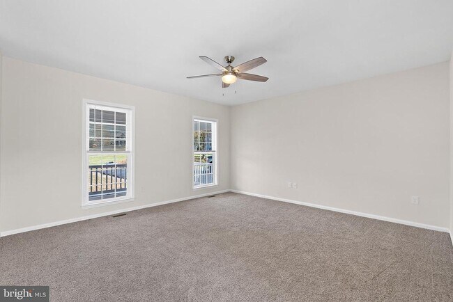 Building Photo - 100 Holiday Ct