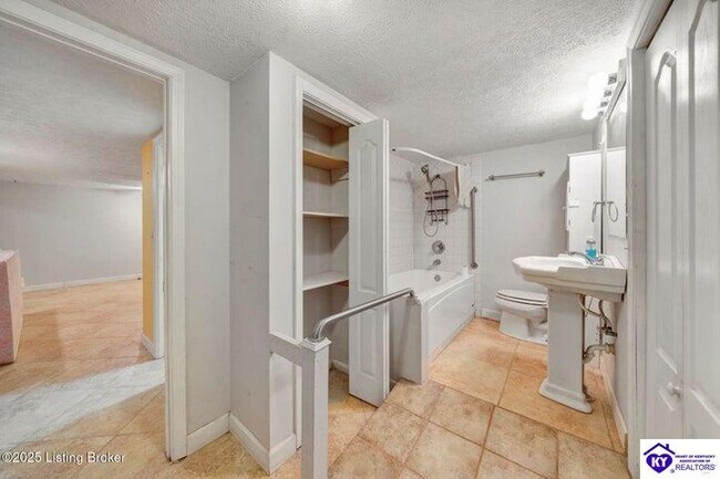 Building Photo - 809 Clifford Dr