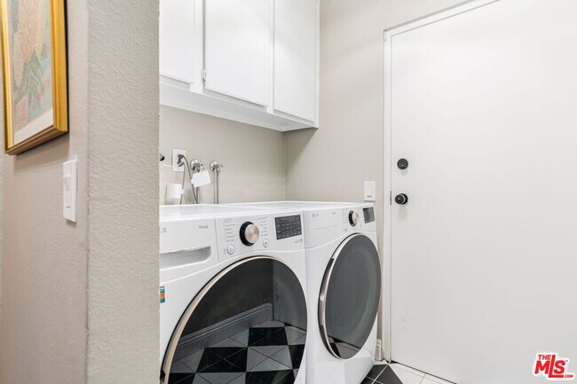 Building Photo - 18100 Burbank Blvd