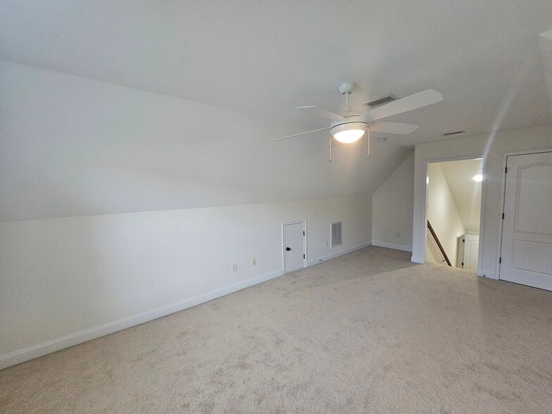 Building Photo - 212 Medford Dr