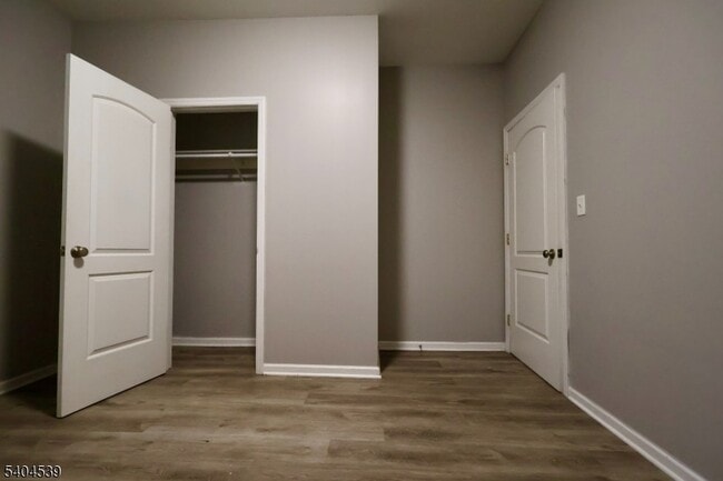 Building Photo - 456 Avon Ave