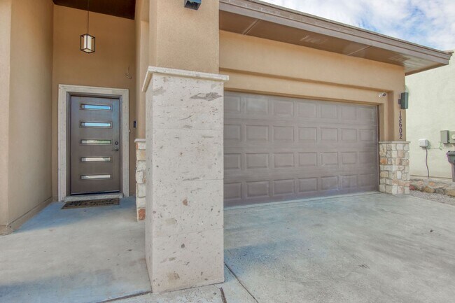 Building Photo - Beautiful East side House with 4 bed-2 baths