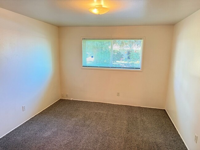 Building Photo - 1-bdroom, 1-bathroom duplex near Marie Jacob's Park!