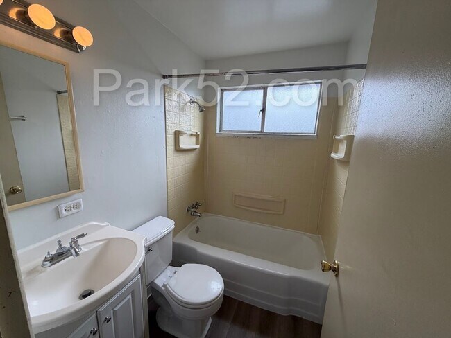 Building Photo - 602 N Huson St