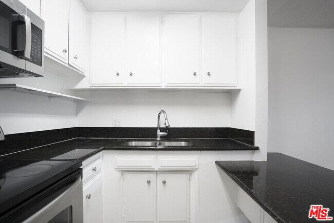 Building Photo - 425 S Kenmore Ave