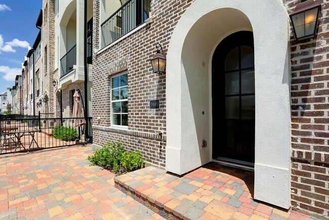 Primary Photo - 9449 Fannin St