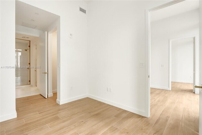 Building Photo - 2655 S Bayshore Dr