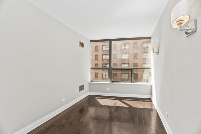 Building Photo - 110 E Delaware Pl