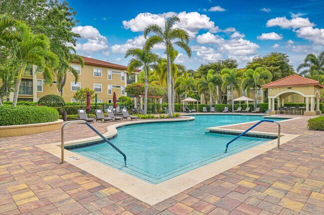 Building Photo - NOW AVAILABLE - Updated 1st Floor Condo in Bonita!