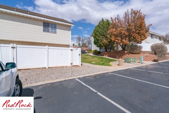 Building Photo - 2 Bedroom Townhome Available