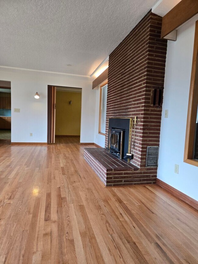 Building Photo - 1 level Mid Century Beauty! 3 Bd/ 3 ba
