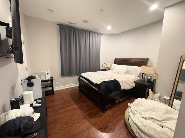 Building Photo - 3039 N Sheffield Ave