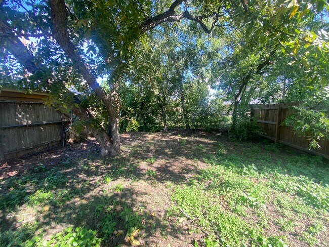 Building Photo - AVAILABLE NOW 2 BD/1 BA HOUSE FOR RENT! UN...