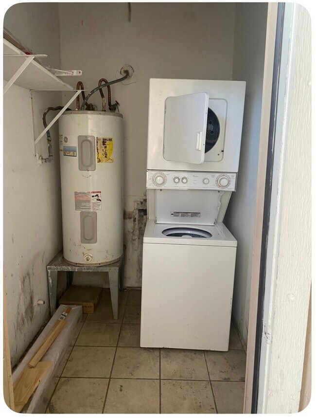 Building Photo - 10855 Meadowglen Ln