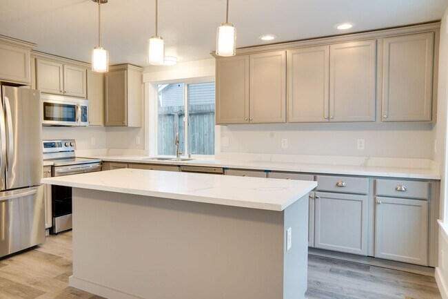Building Photo - Federal Way Remodeled 2 Story