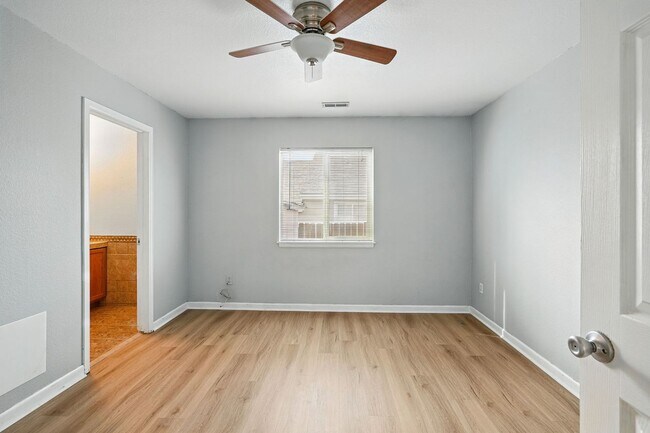 Building Photo - Updated Home in Sunnyside!