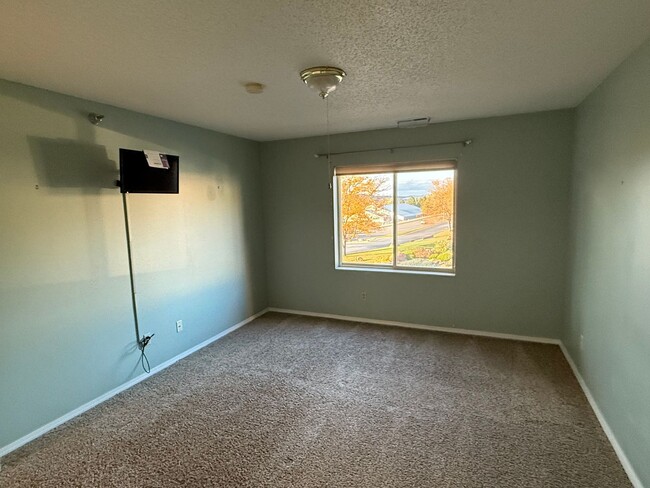 Building Photo - * MOVE-IN SPECIAL * 2-bedroom Condo for re...