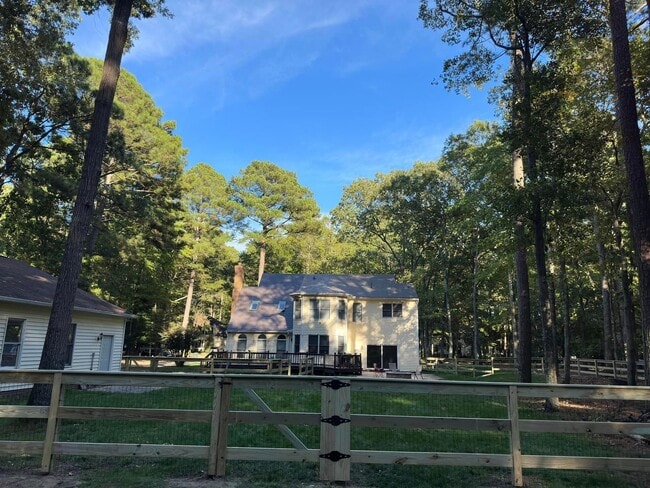 Building Photo - Move In Ready 4 Bedroom House in Yorktown!