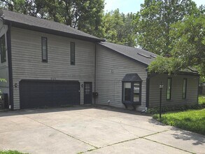 Building Photo - 945 Fox Hill Dr