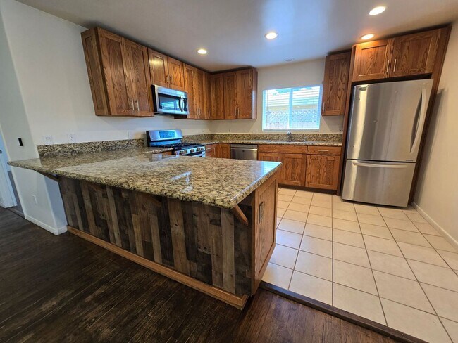 Building Photo - 5BD/3BA on Adobe Dr!! (Lease out, pending ...