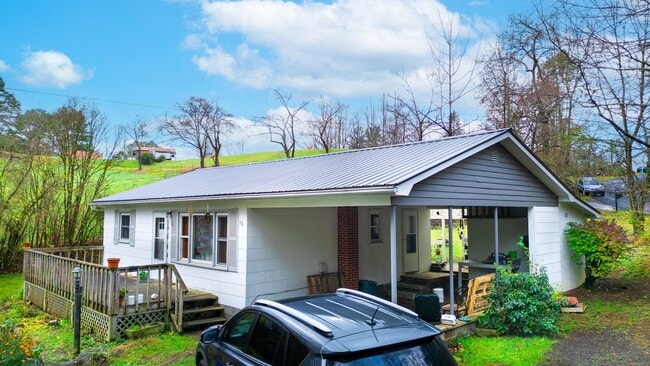 Building Photo - Great 2 Bedroom House in Dillsboro near the River $1400 available June 5th for year-long lease