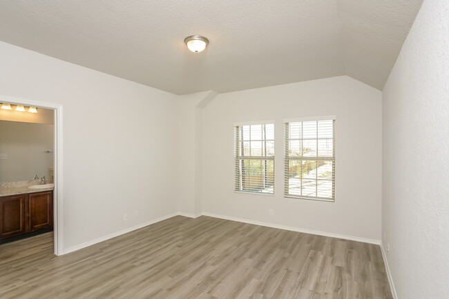 Building Photo - Somerset Trails - 3743 Somers Crest, San A...