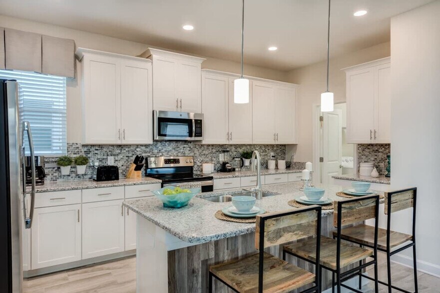 Building Photo - 4801 Kings Castle Cir
