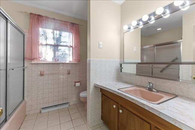 Building Photo - Magnificent 6 bedroom house in desirable Hanover Township!