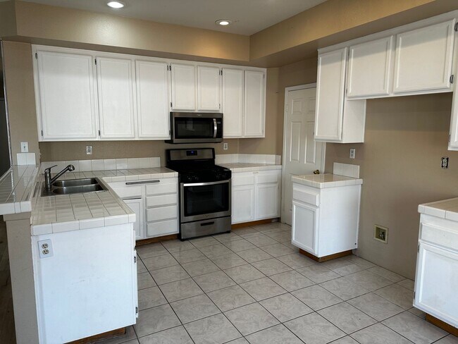 Building Photo - Beautiful Orangecrest Rental – Move-In Ready!