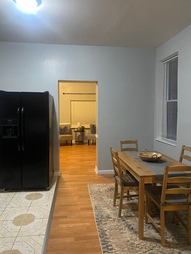 Breakfast nook - 4934 Hummelsheim Ave