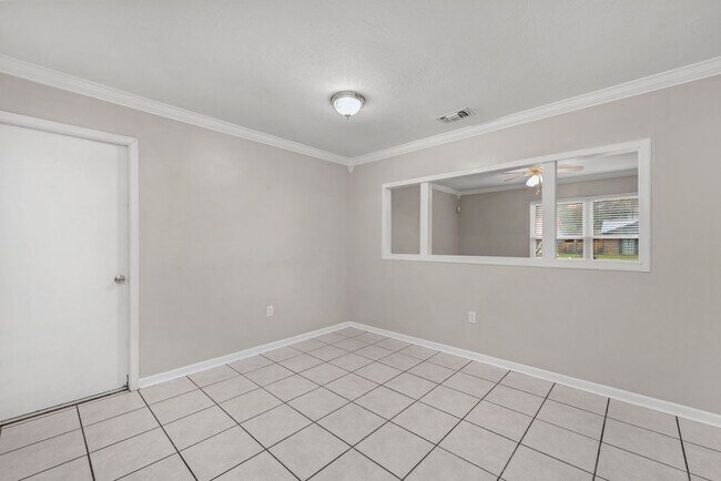 Building Photo - Charming 3 Bedroom Home in Pine Meadows – Prime Fort Walton Beach Location