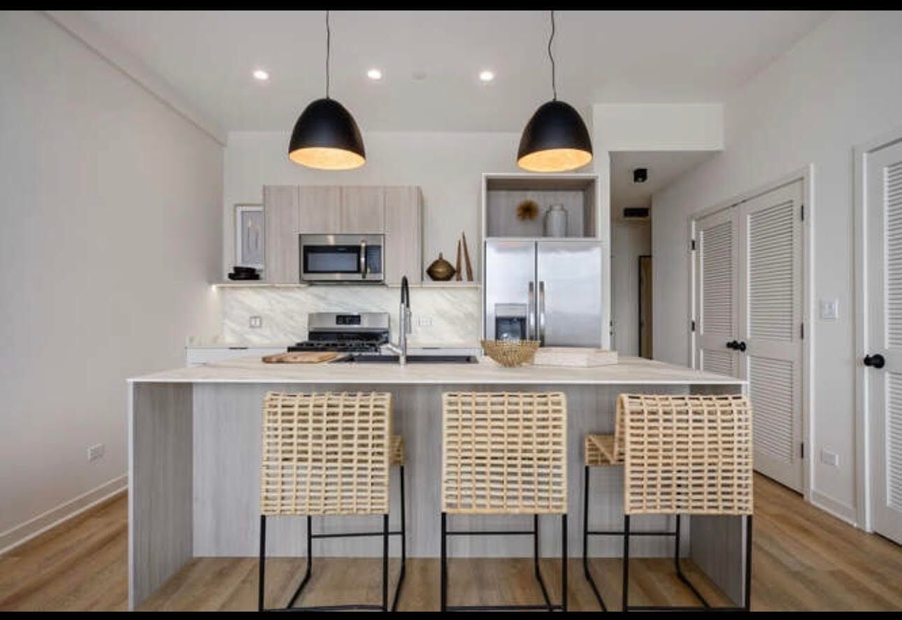 Building Photo - 6340 W Belmont Ave