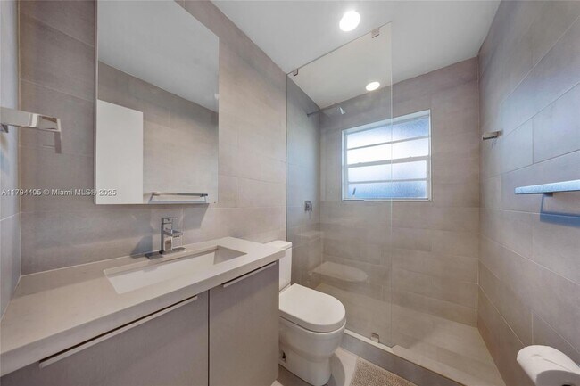 Building Photo - 709 NE 22nd Dr
