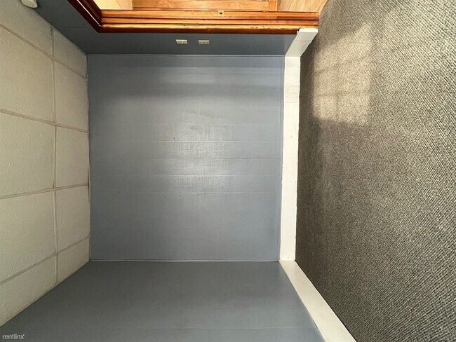 Building Photo - 1 br, 1 bath Triplex - 106 E Main St Apt A
