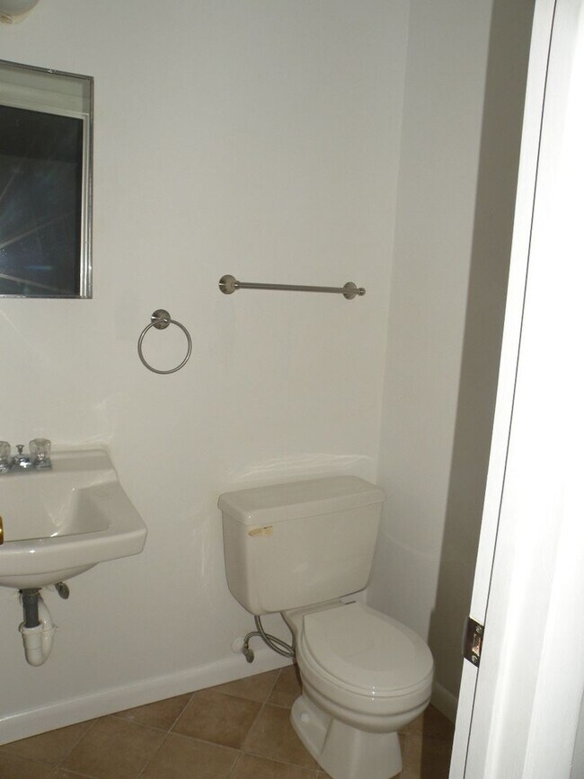 Building Photo - Great Family home