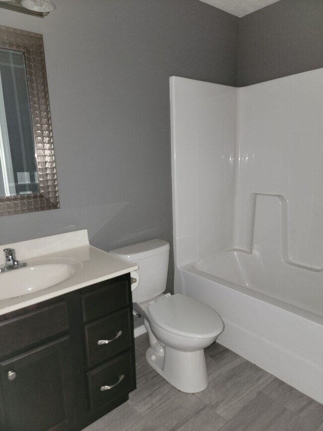 Building Photo - Beautiful & Spacious 3 Bedroom, 2 Bathroom...