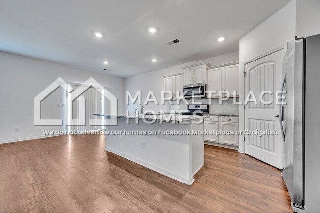 Building Photo - 1027 Park View Dr