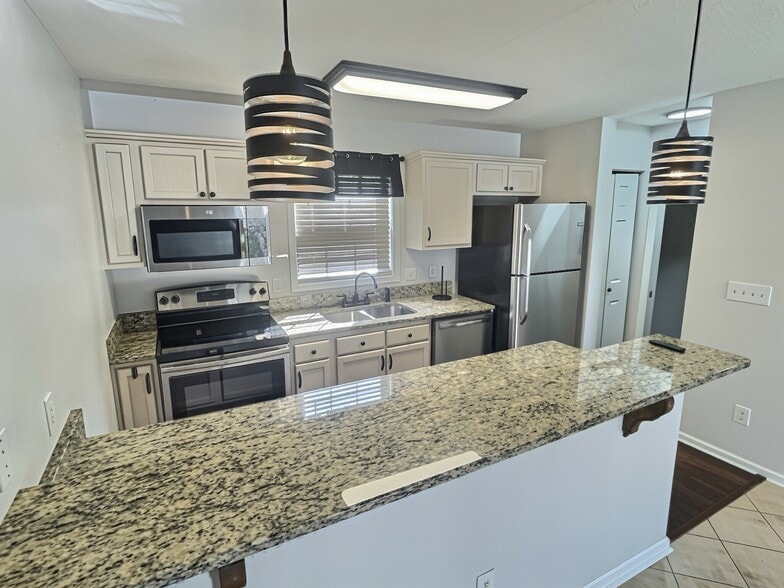 Building Photo - 6500 Colonial Dr