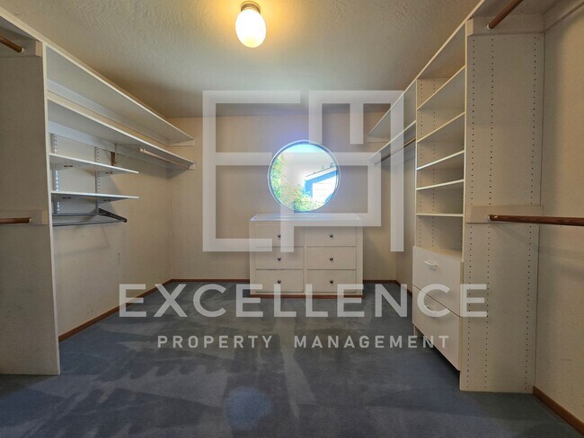 Building Photo - 3087SF 2 Story 5/2.5 House - Community Cab...