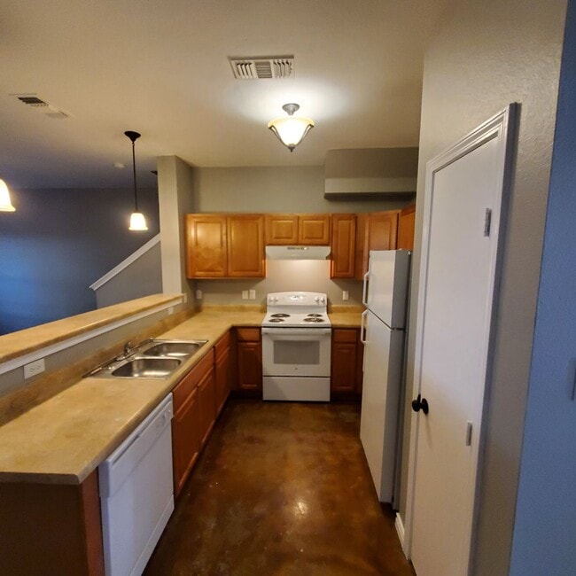 Building Photo - Beautiful Town Home