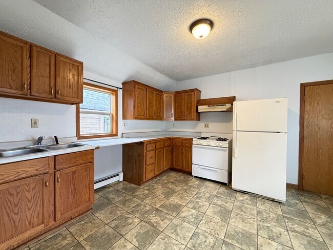 Building Photo - Upper Level 2 Bedroom Apartment - AVAILABLE TODAY