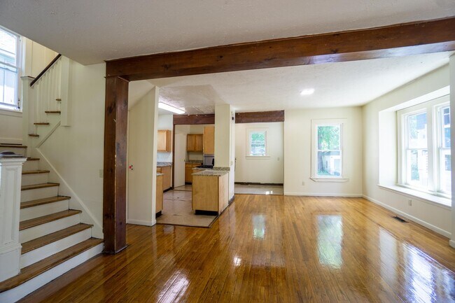 Building Photo - Available 6/1/26 - Single Family Home