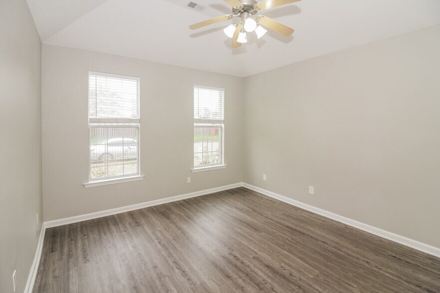 Building Photo - 10093 Woodland Hills Dr