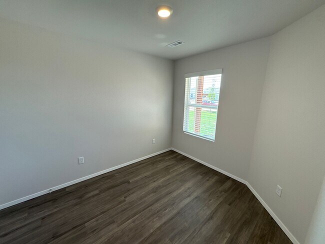Building Photo - PRE-LEASING NOW | Pet-Friendly 3 Bed, 2 Bath Home in Springdale