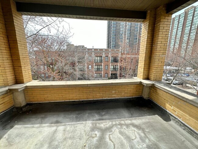 Building Photo - 928 W Leland Ave
