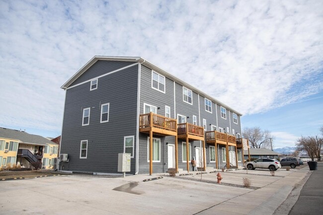 Building Photo - 724 Cedar Creek Ave