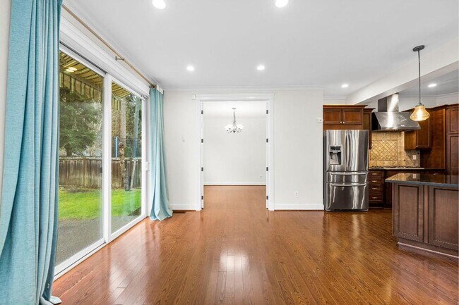 Building Photo - Elegant University Place Home with A/C, Tandem Garage, Office & Balcony Bedroom Near JBLM!